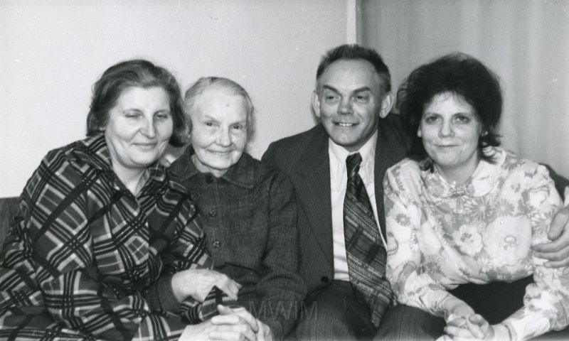 KKE 4174-181.jpg - Jadwiga Zabagońska, z teściową Genowefą, mężem Eugeniuszem i kuzynką